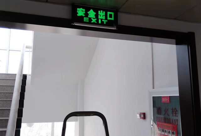 商場逃生樓梯疏散指示的安裝規(guī)范和日常維保
